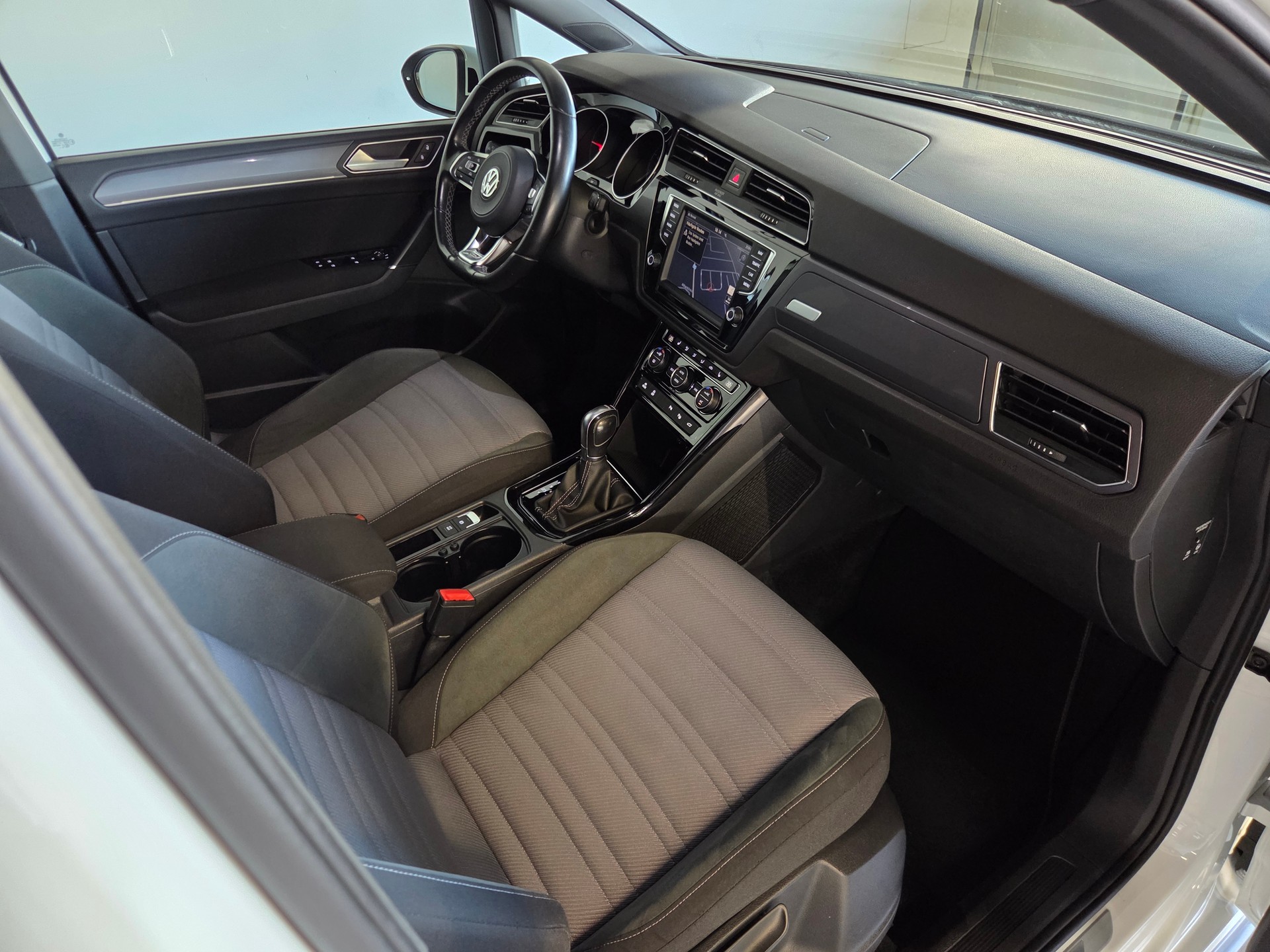 VW Touran 2.0 TDI R-Line DSG 7-Plätzer-image-7