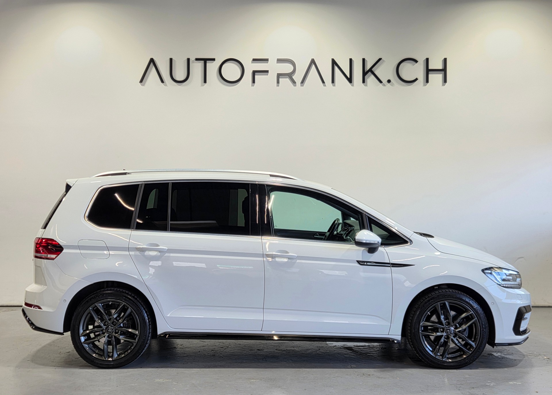 VW Touran 2.0 TDI R-Line DSG 7-Plätzer-showroom-element-1