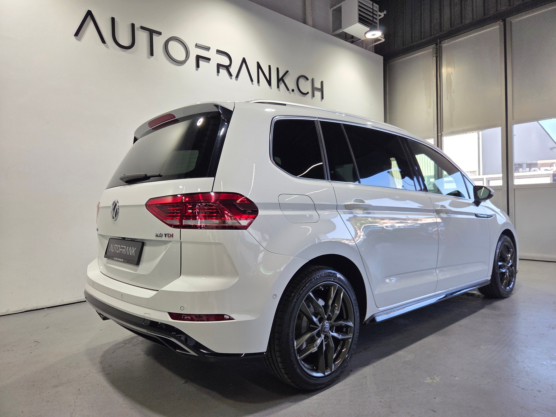 VW Touran 2.0 TDI R-Line DSG 7-Plätzer-showroom-element-2