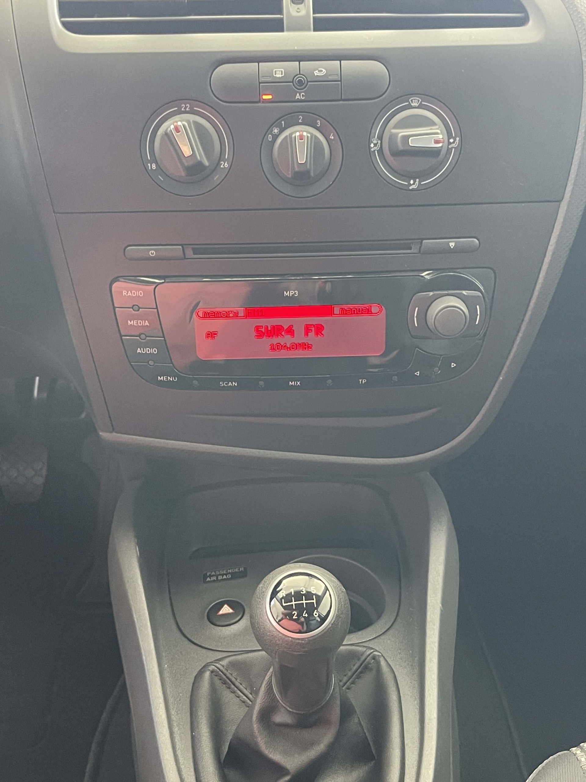 SEAT Leon 1.4 TSI Reference-image-12