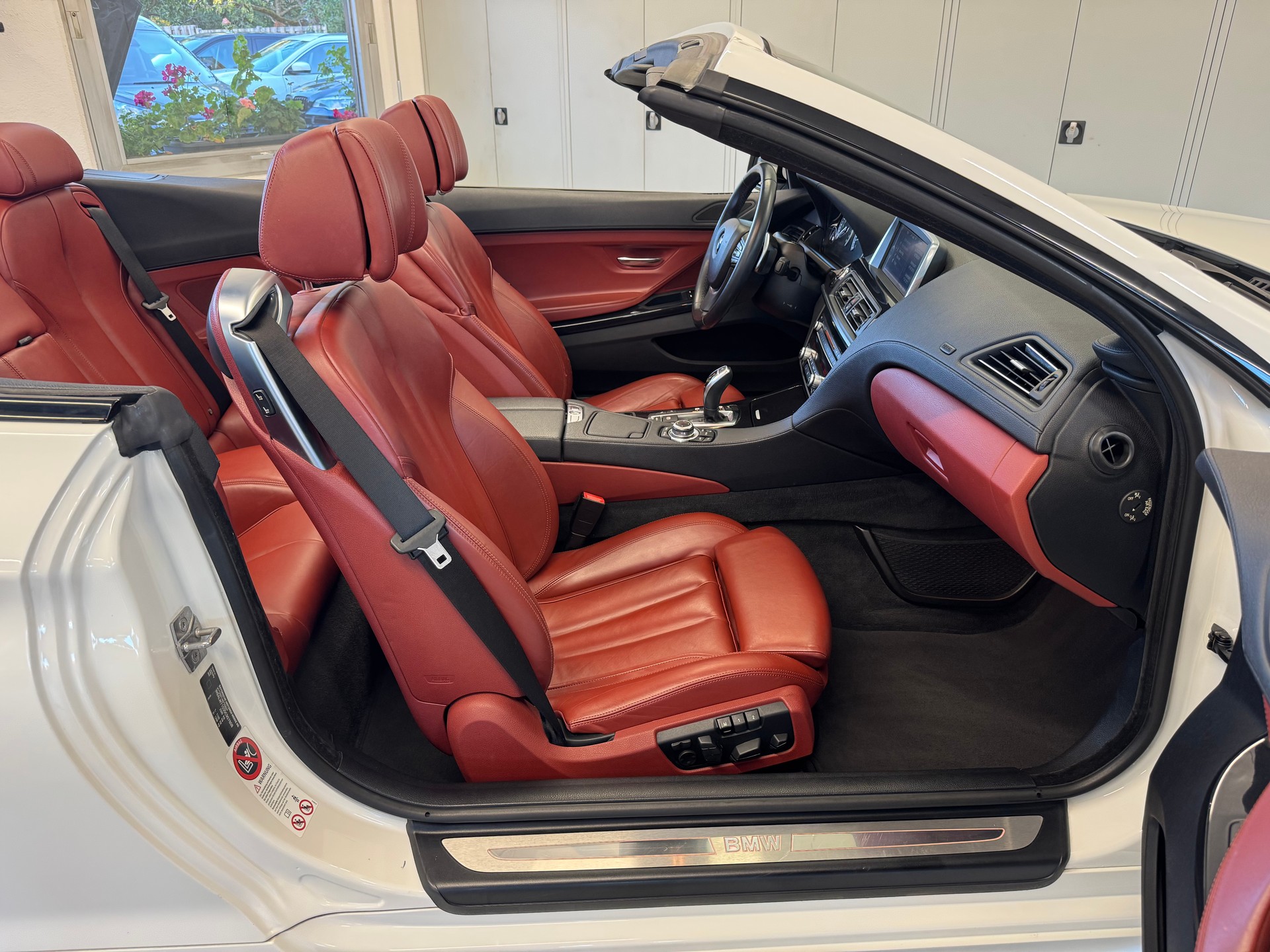 BMW 640i Cabrio-image-10