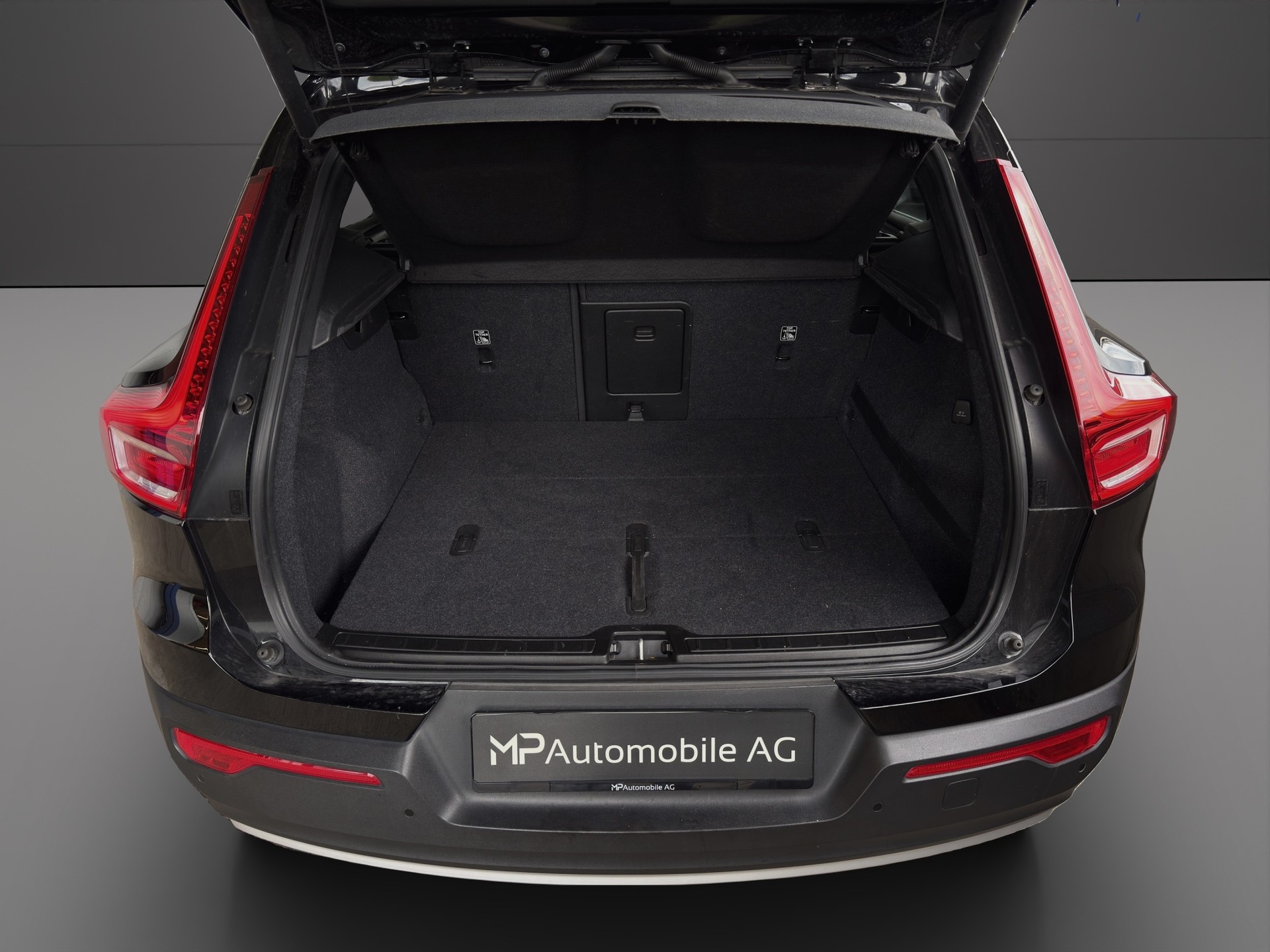 VOLVO XC40 T5 AWD Momentum Geartronic-image-3