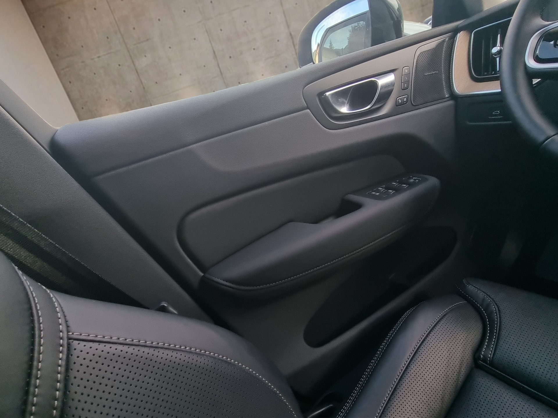VOLVO XC60 2.0 B5 MH Plus Dark AWD-image-18
