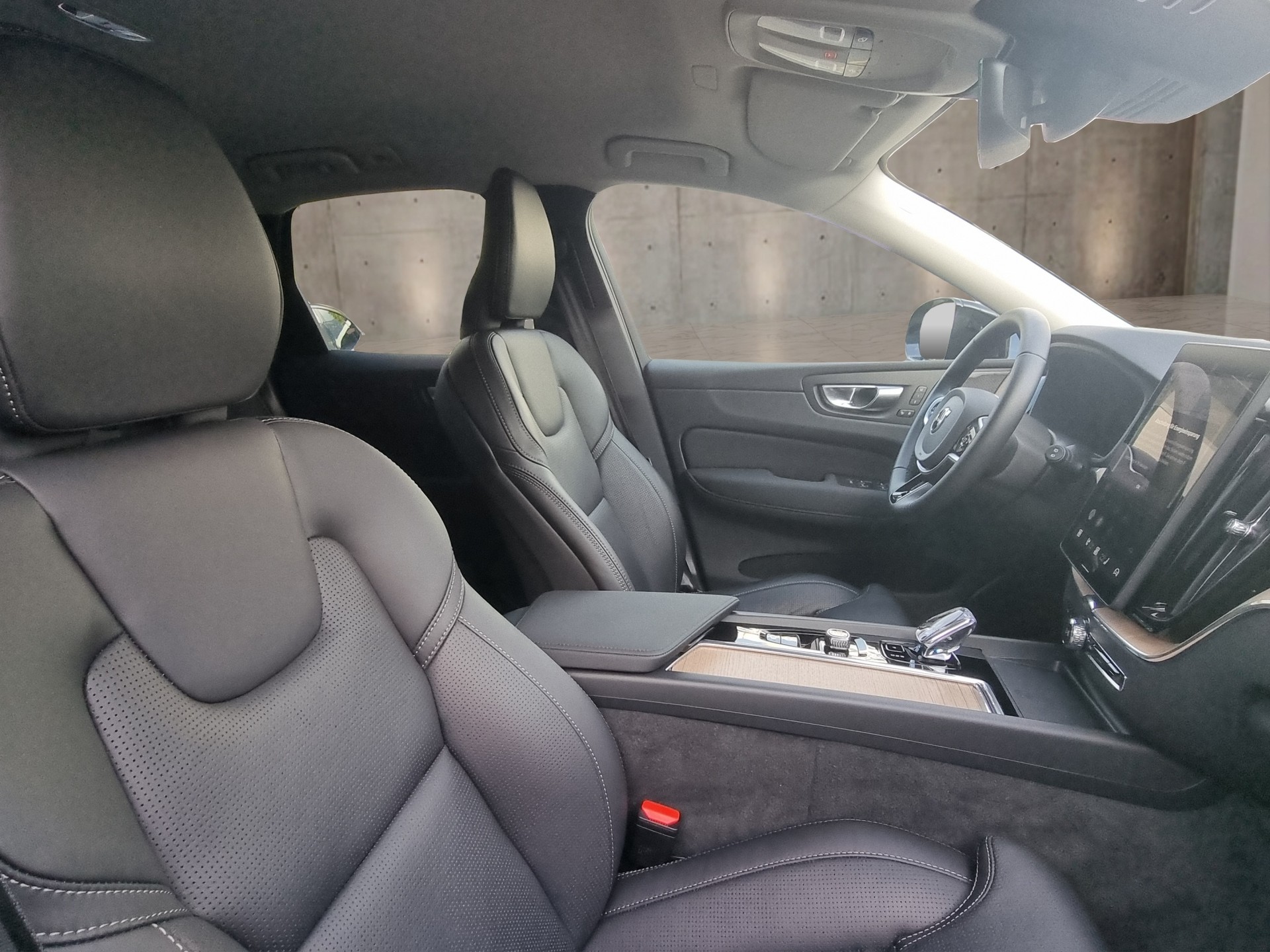 VOLVO XC60 2.0 B5 MH Plus Dark AWD-image-15