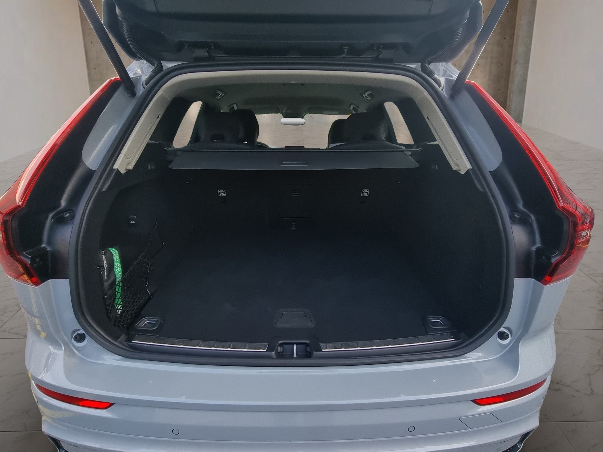 VOLVO XC60 2.0 B5 MH Plus Dark AWD-image-8