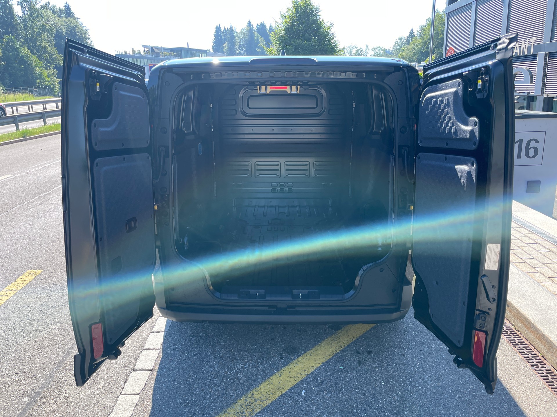 KIA PV5 Cargo 71.2 kWh Plus mit Wärmepumpe, 2-Schiebetüren-image-8