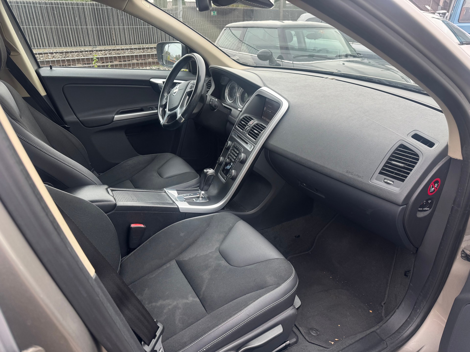 VOLVO XC60 D5 AWD Summum Geartronic-image-6
