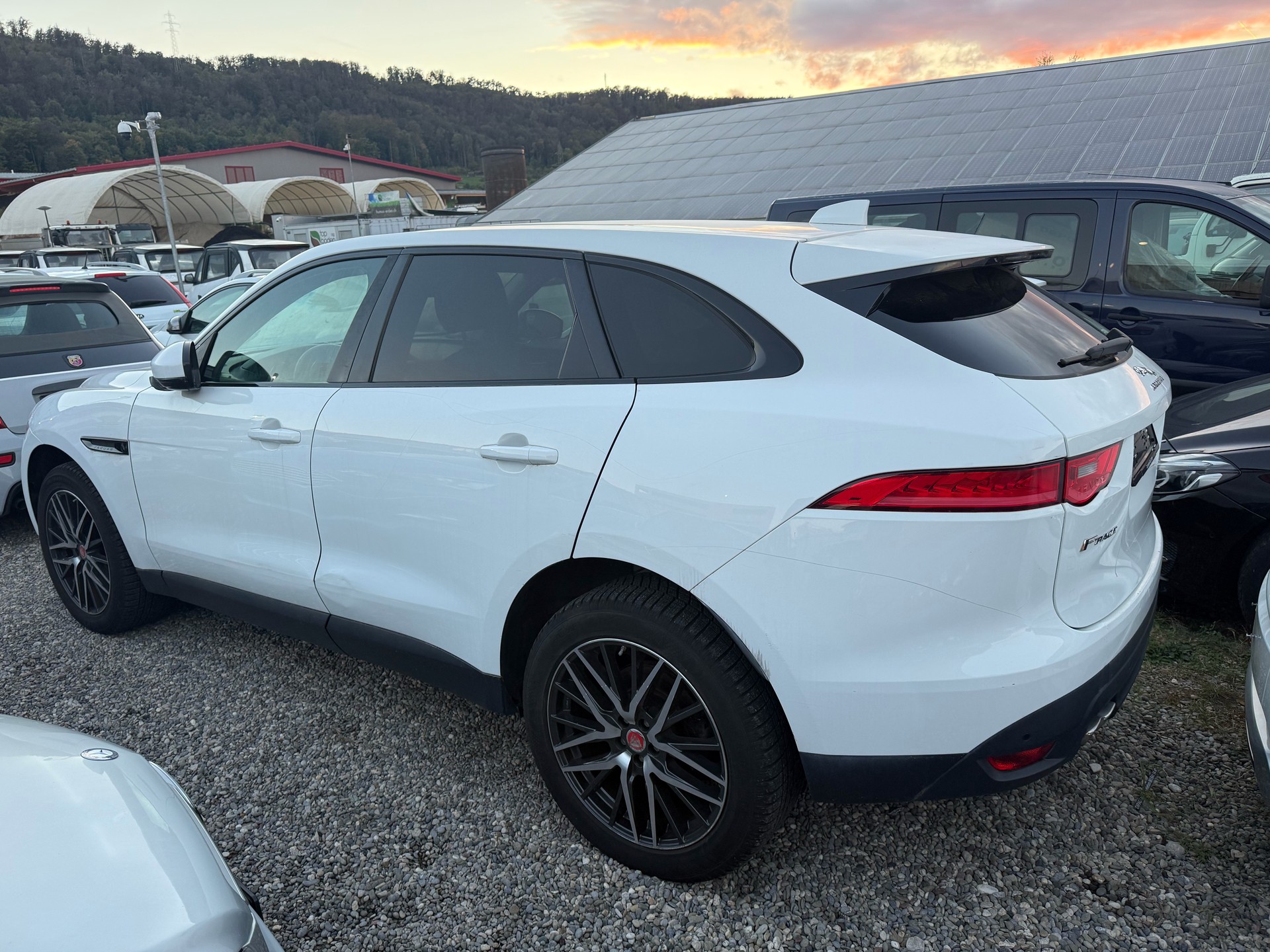 JAGUAR F-Pace 2.0d Portfolio AWD Automatik-image-3