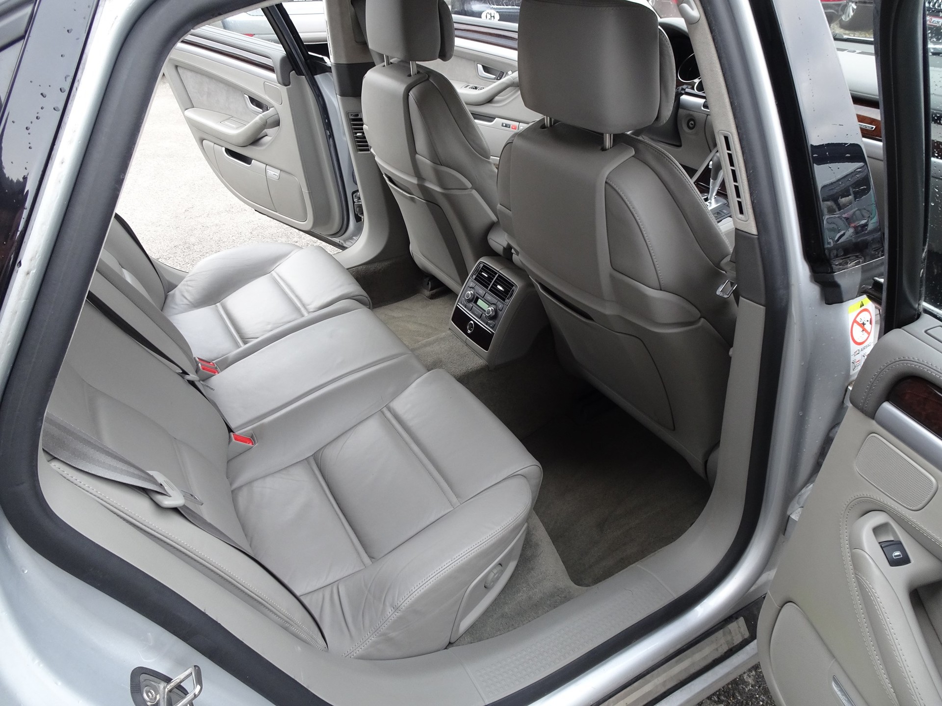 AUDI A8 4.2 FSI quattro tiptronic-image-10