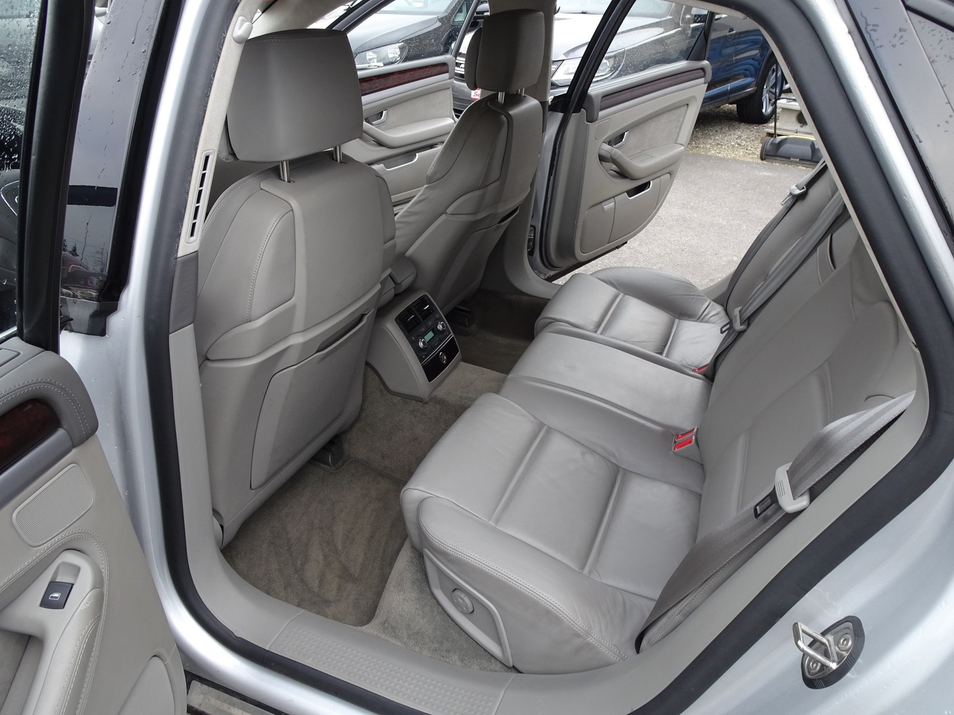 AUDI A8 4.2 FSI quattro tiptronic-image-9