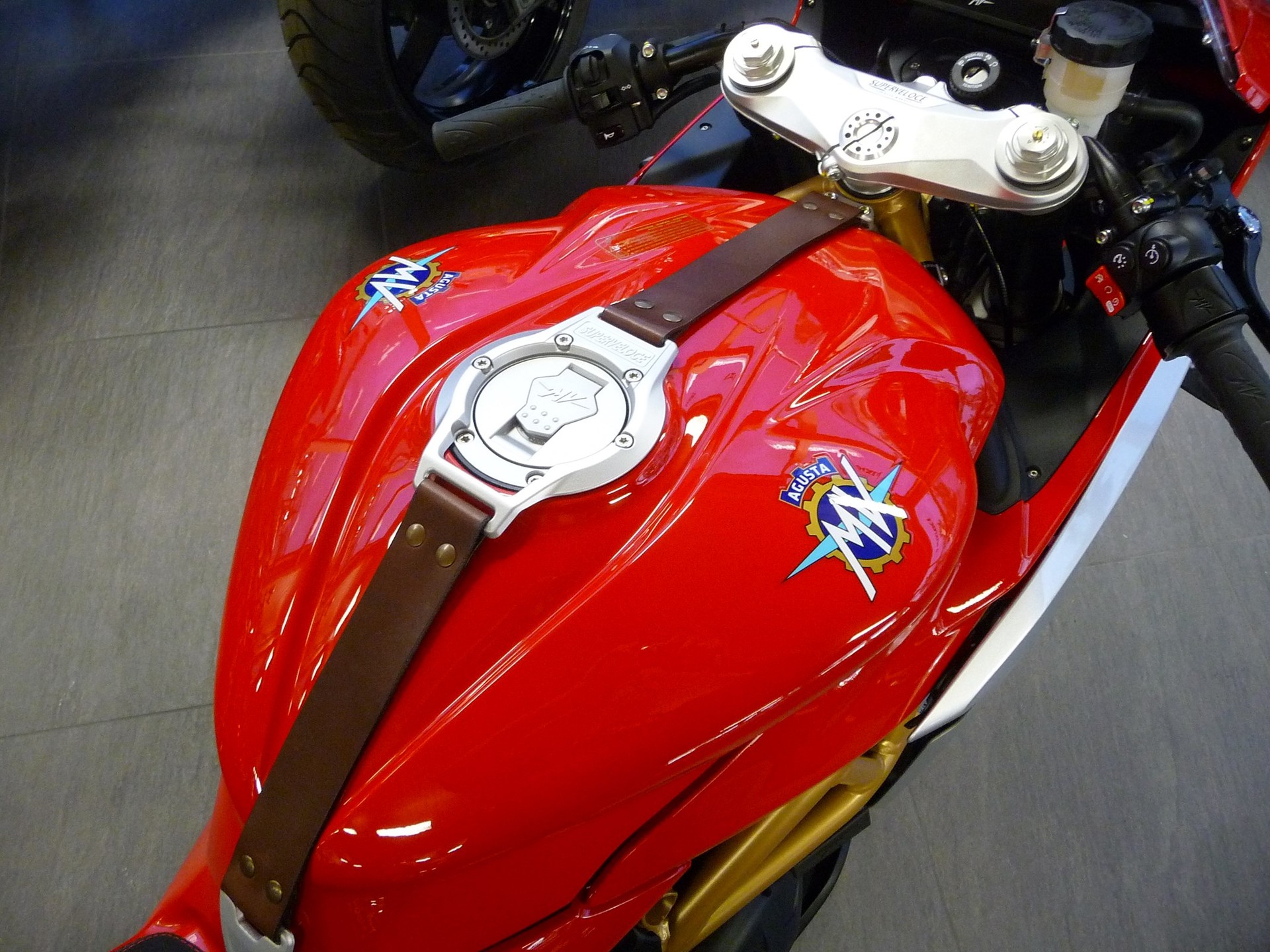 MV AGUSTA SUPERVELOCE 800-showroom-element-3
