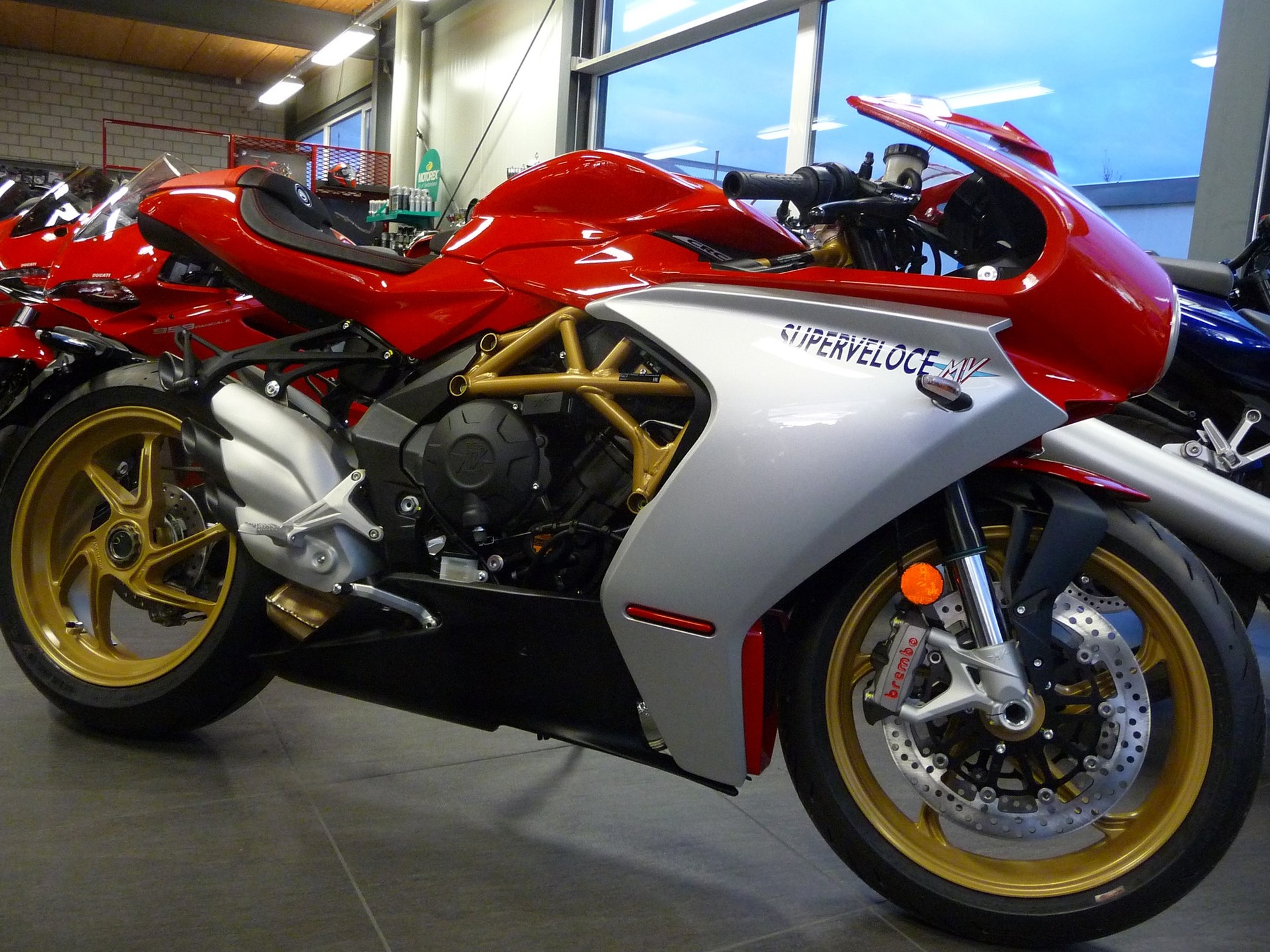 MV AGUSTA SUPERVELOCE 800-showroom-element-1