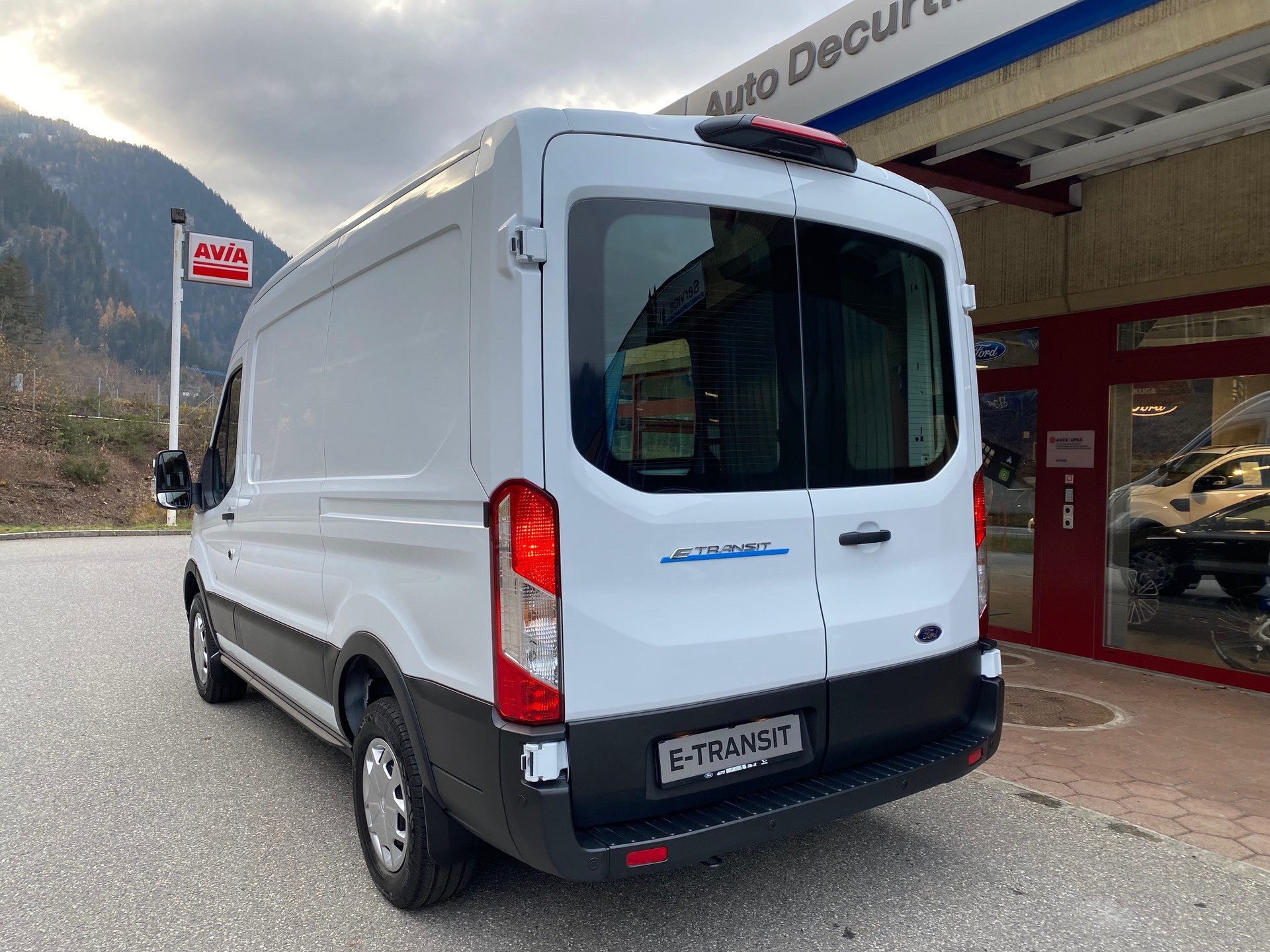 FORD E-Transit Van 350 L2 Trend RWD-image-4