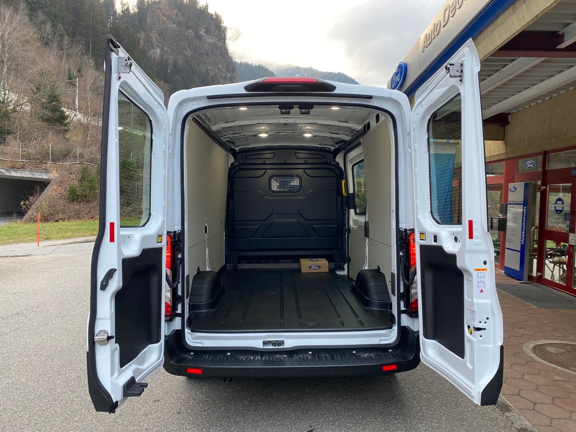 FORD E-Transit Van 350 L2 Trend RWD-image-7