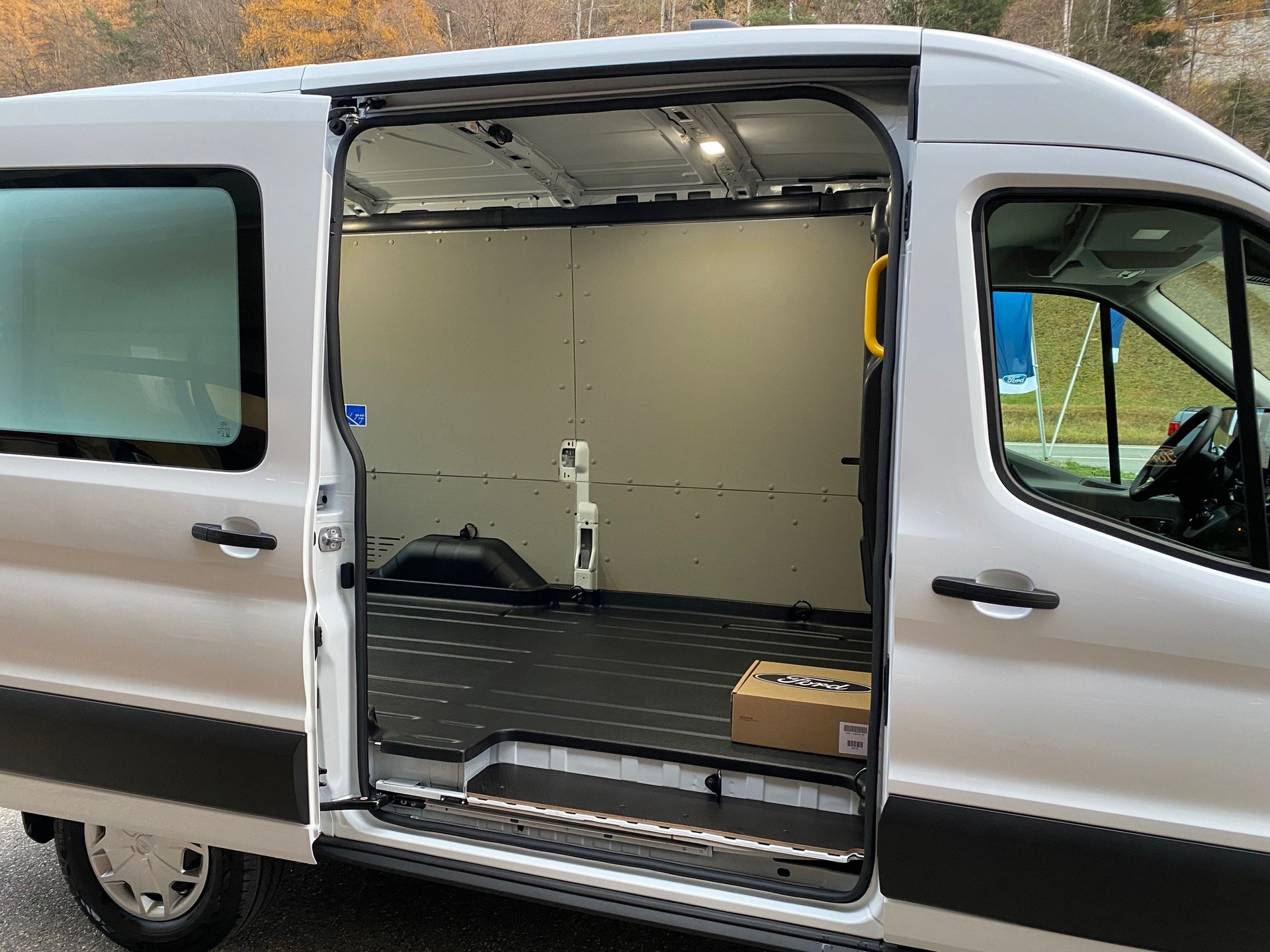 FORD E-Transit Van 350 L2 Trend RWD-image-8