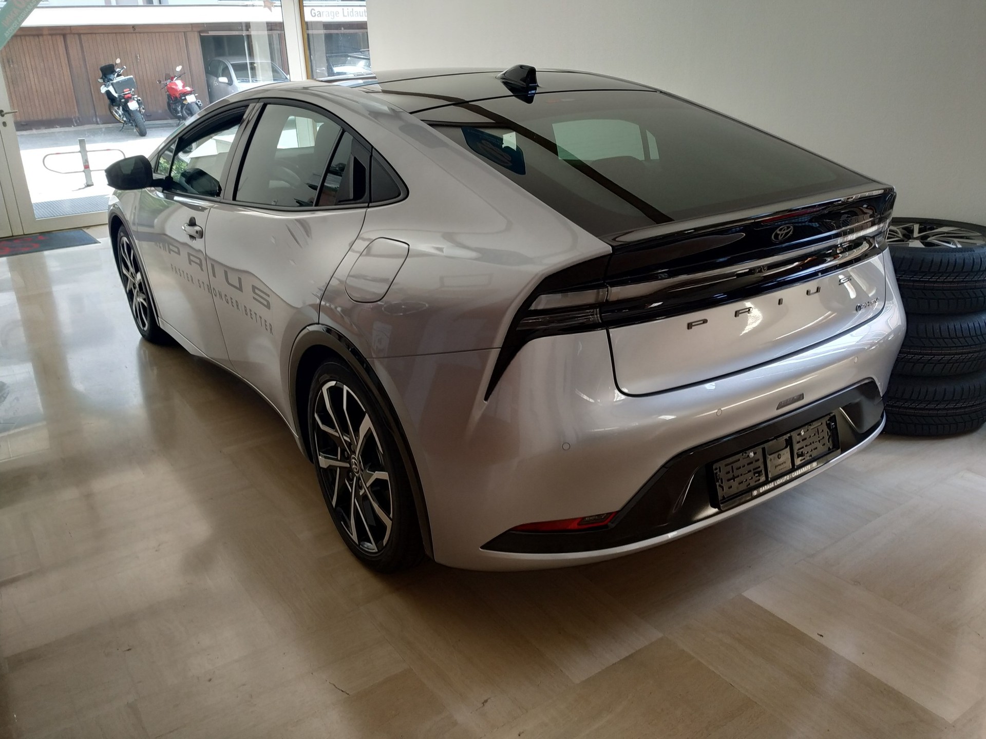 TOYOTA Prius 2.0 VVT-i Plug-in Hybrid Style-image-3