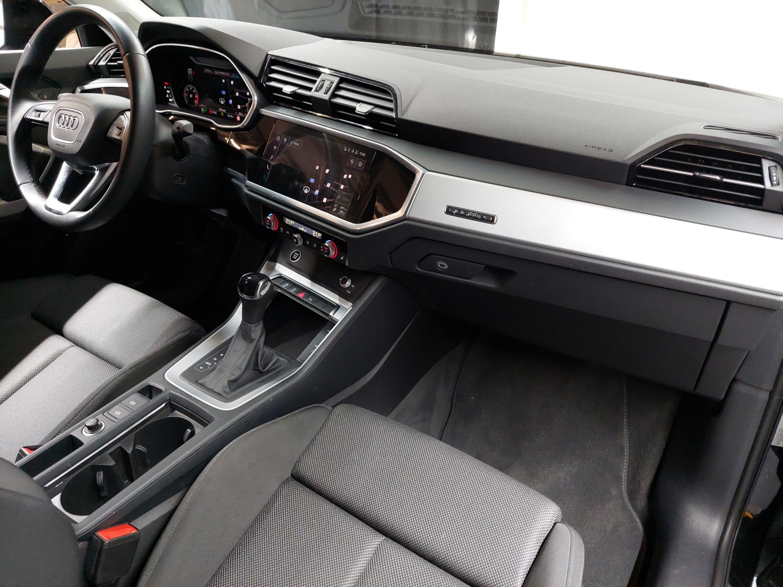 AUDI Q3 35 TDI S line quattro S-tronic-image-9