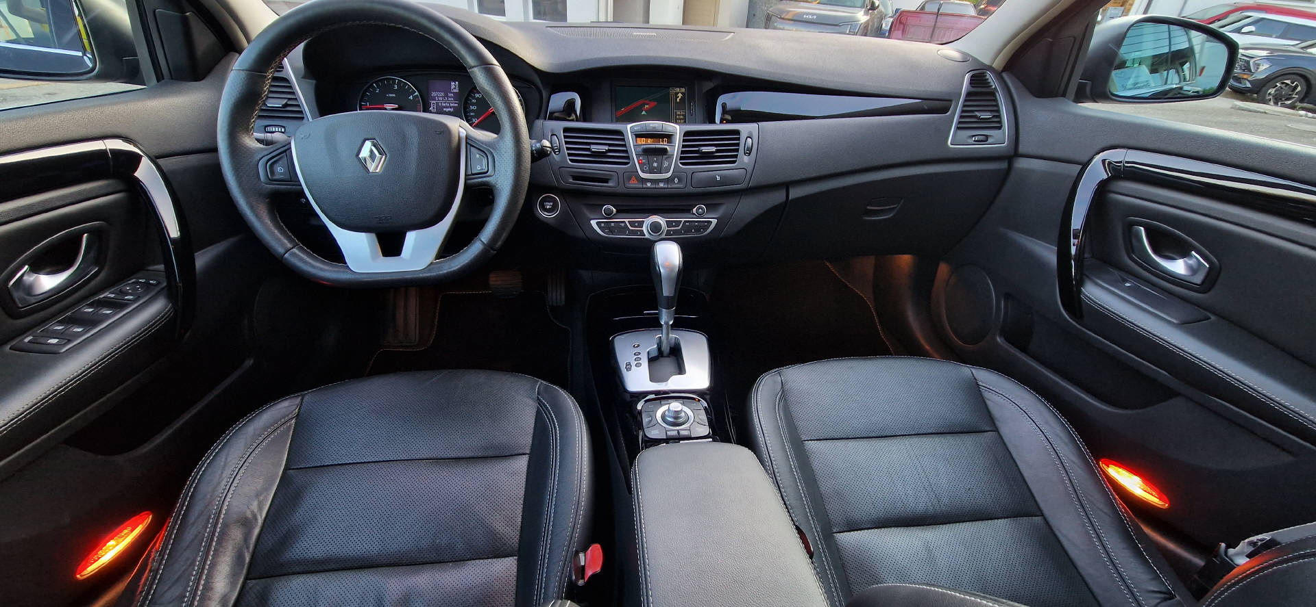 RENAULT Laguna Grandtour 2.0 dCi 173 Bose Edition-image-4