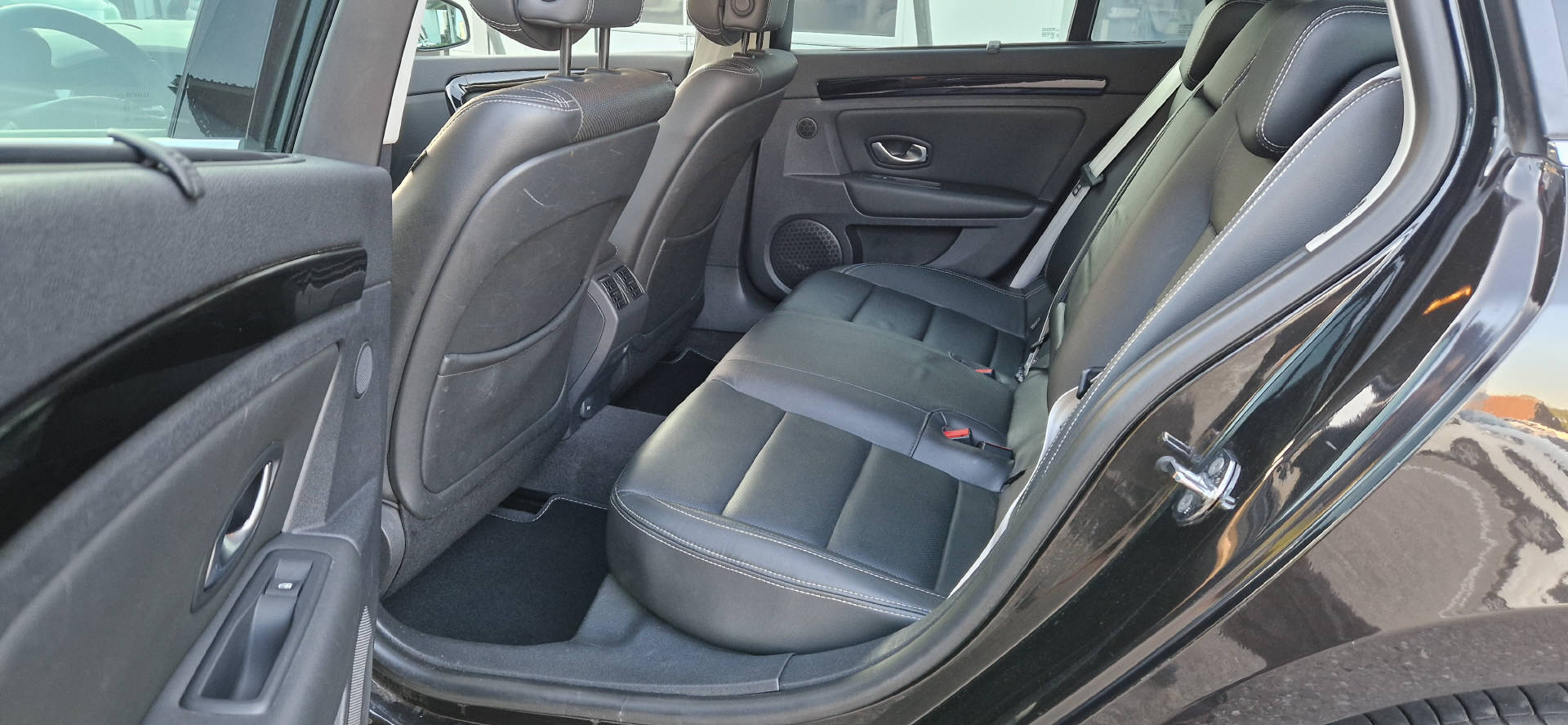 RENAULT Laguna Grandtour 2.0 dCi 173 Bose Edition-image-10
