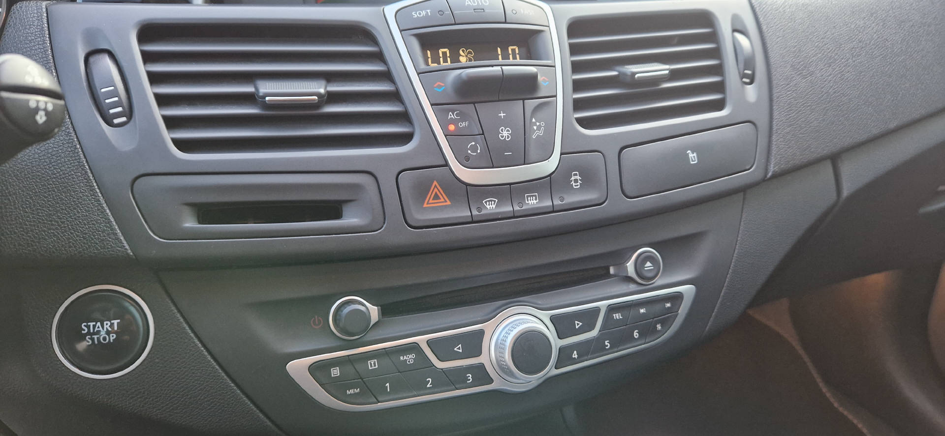 RENAULT Laguna Grandtour 2.0 dCi 173 Bose Edition-image-6