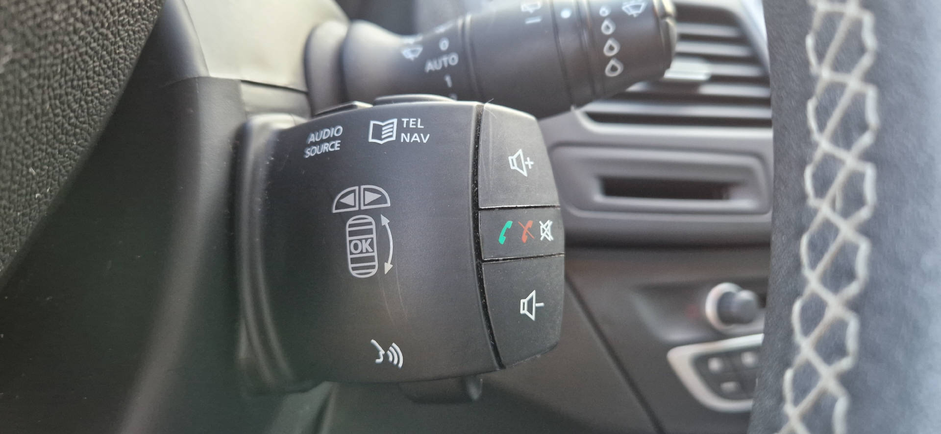 RENAULT Laguna Grandtour 2.0 dCi 173 Bose Edition-image-9
