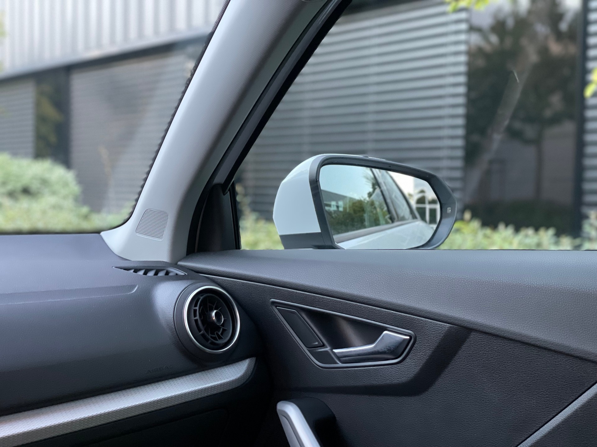 AUDI Q2 35 TDI Attraction quattro S-tronic-image-9