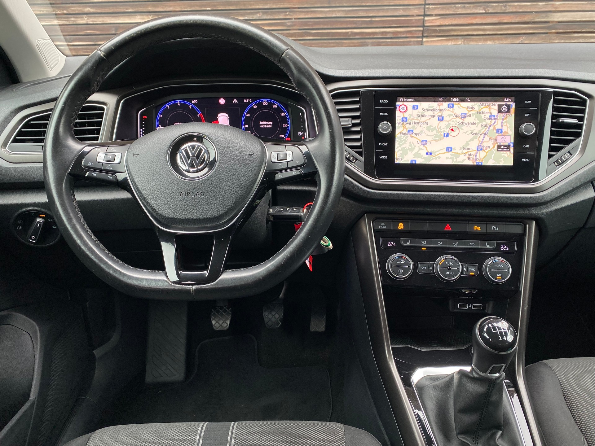 VW T-Roc 1.0 TSI Advance-image-5