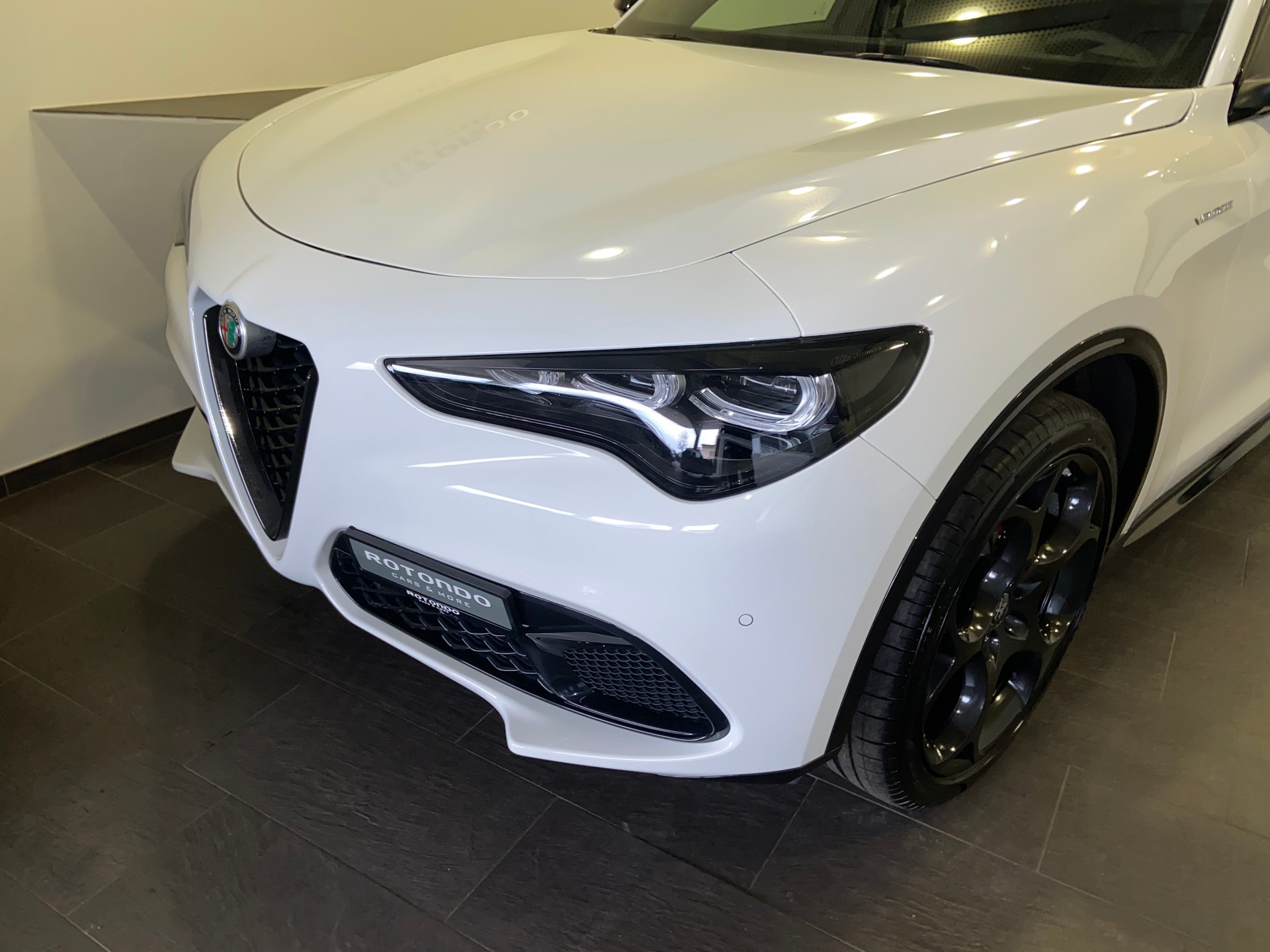 ALFA ROMEO Stelvio 2.0 Veloce Pack Premium Sky Q4 AT8-image-2