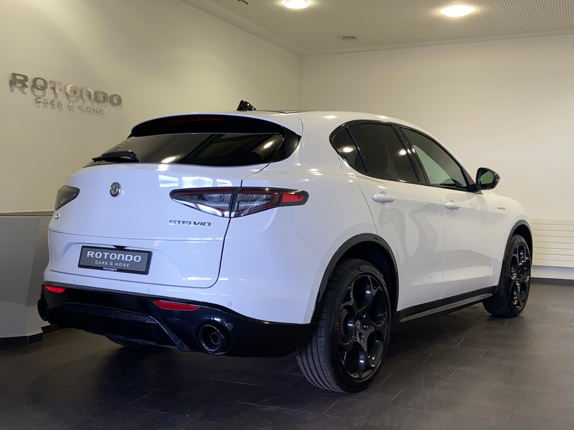 ALFA ROMEO Stelvio 2.0 Veloce Pack Premium Sky Q4 AT8-image-1