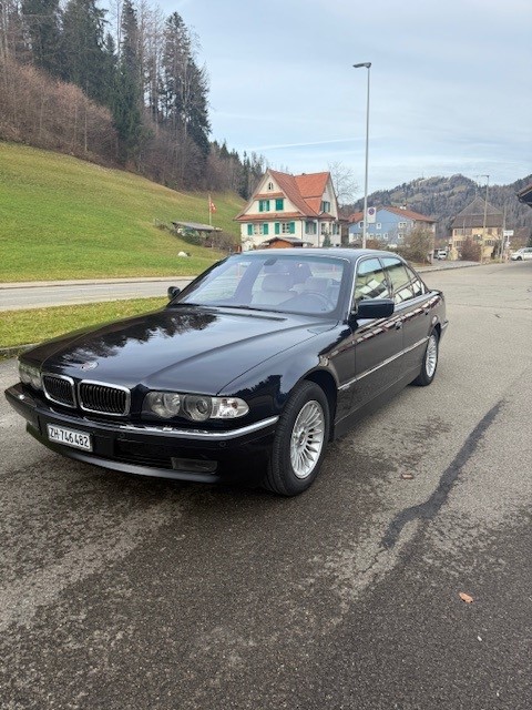 BMW 750i-showroom-element-2