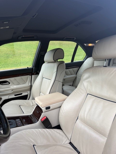 BMW 750i-image-10