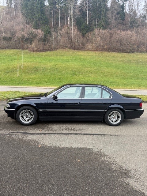 BMW 750i-showroom-element-3