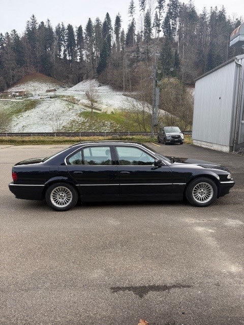 BMW 750i-image-7