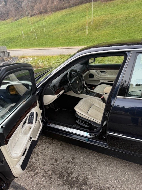 BMW 750i-image-8