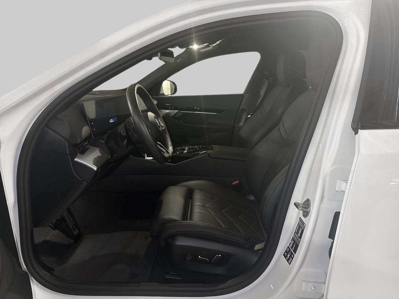 BMW 520d xDrive Touring M Sport-image-16
