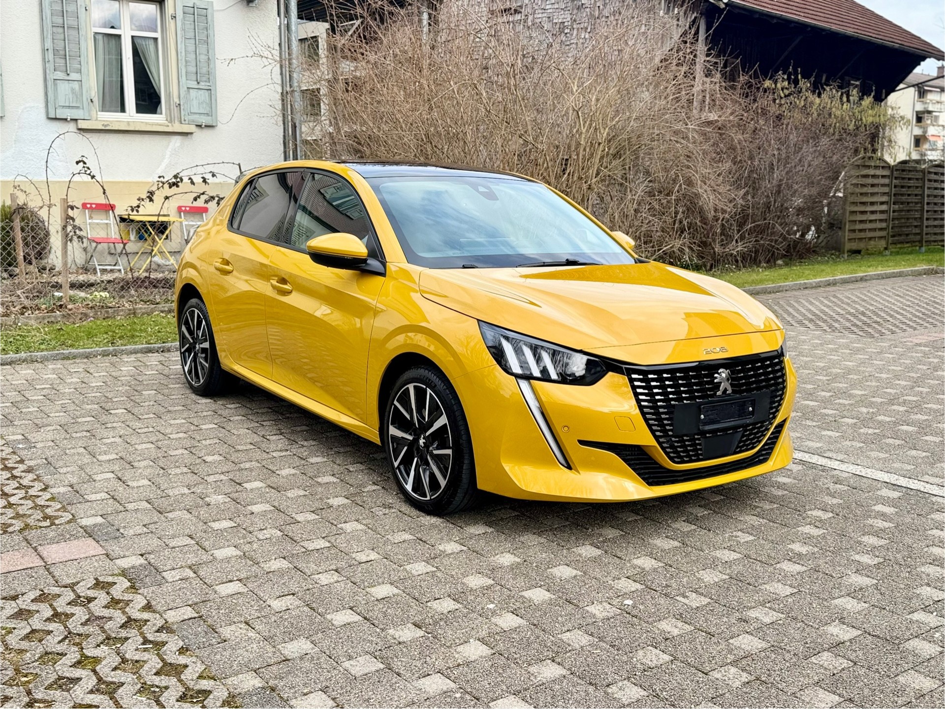PEUGEOT 208 1.2 PureTech Allure EAT8-image-2