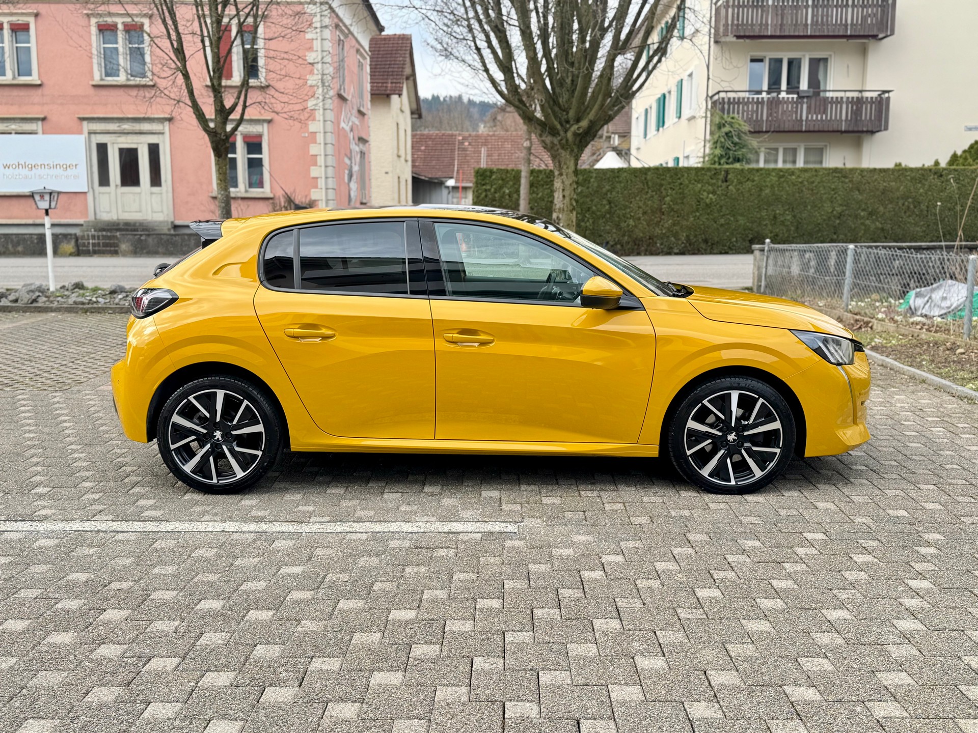 PEUGEOT 208 1.2 PureTech Allure EAT8-image-3