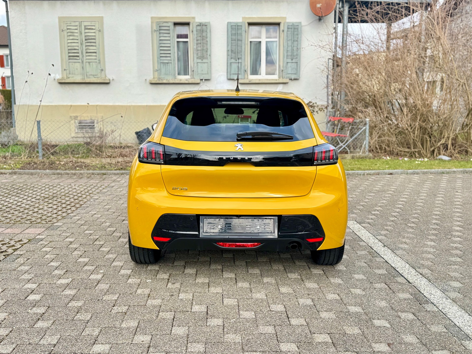 PEUGEOT 208 1.2 PureTech Allure EAT8-image-5
