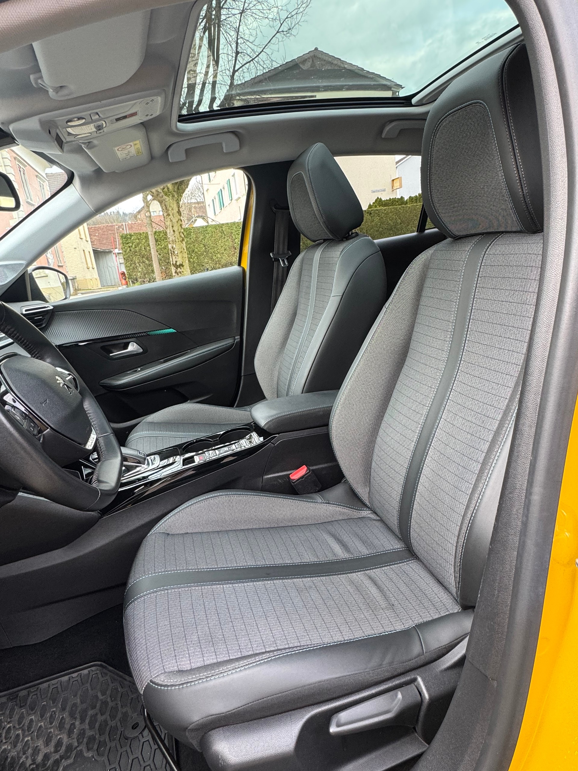 PEUGEOT 208 1.2 PureTech Allure EAT8-image-15