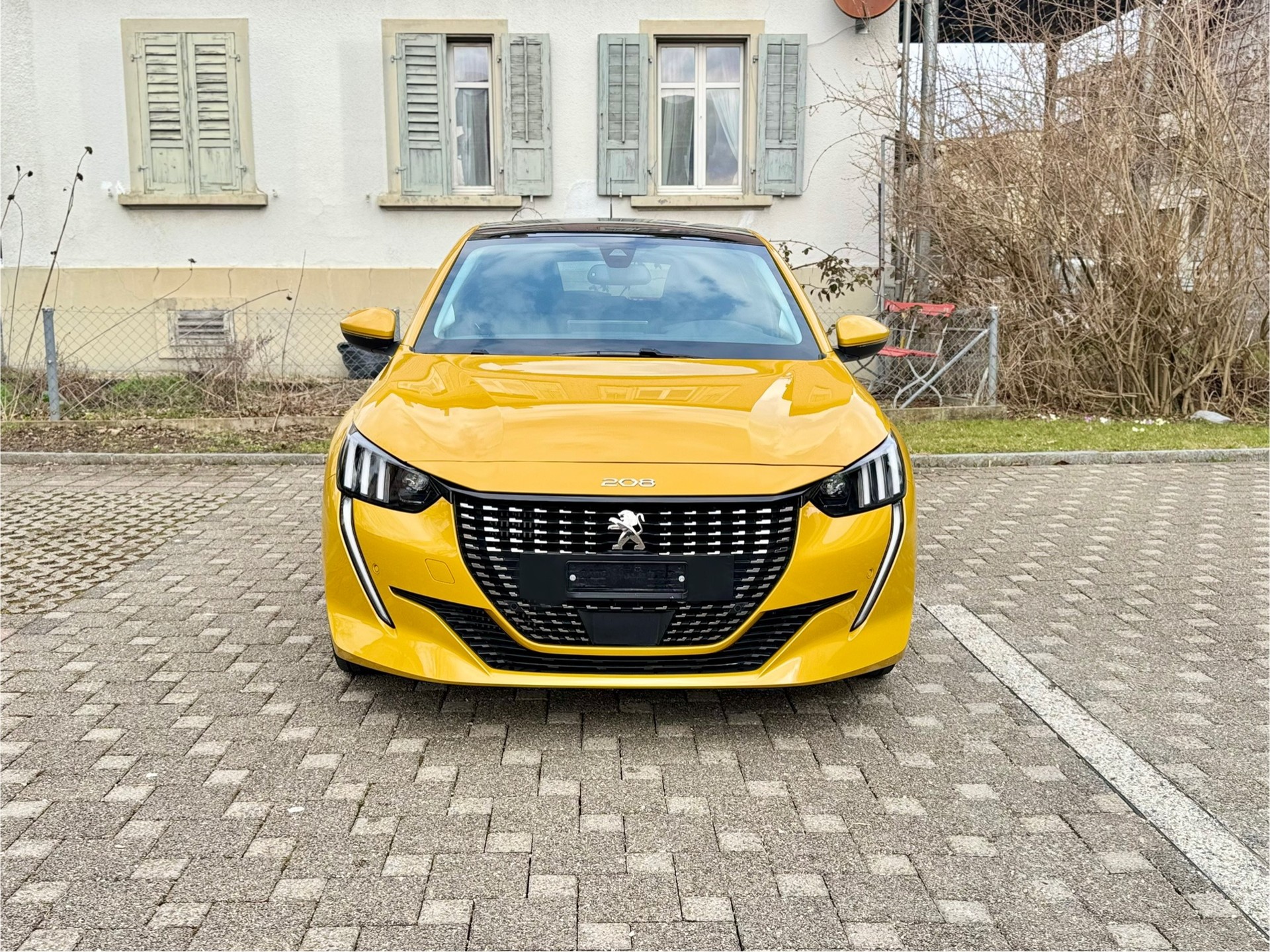 PEUGEOT 208 1.2 PureTech Allure EAT8-image-1