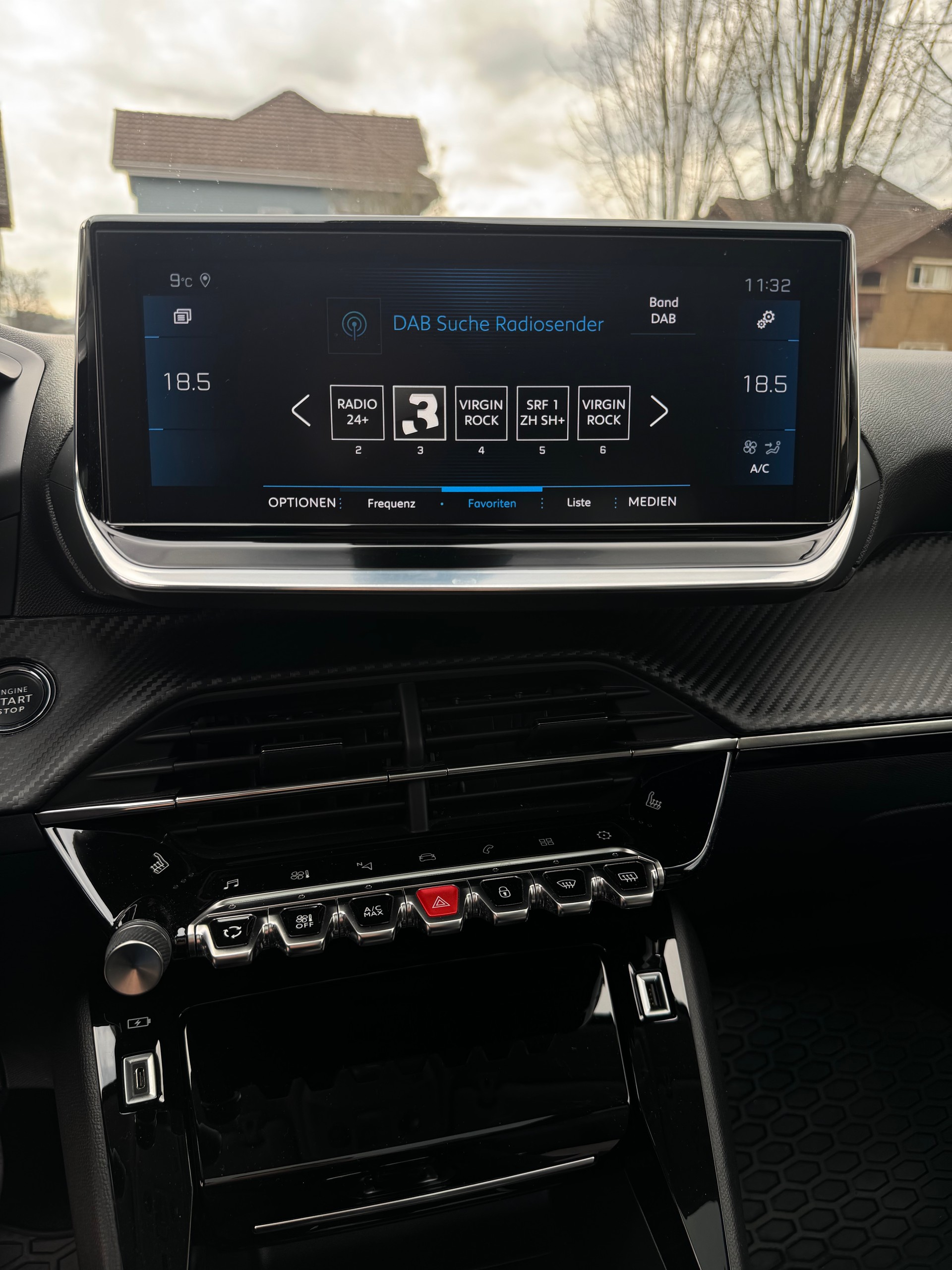 PEUGEOT 208 1.2 PureTech Allure EAT8-image-13