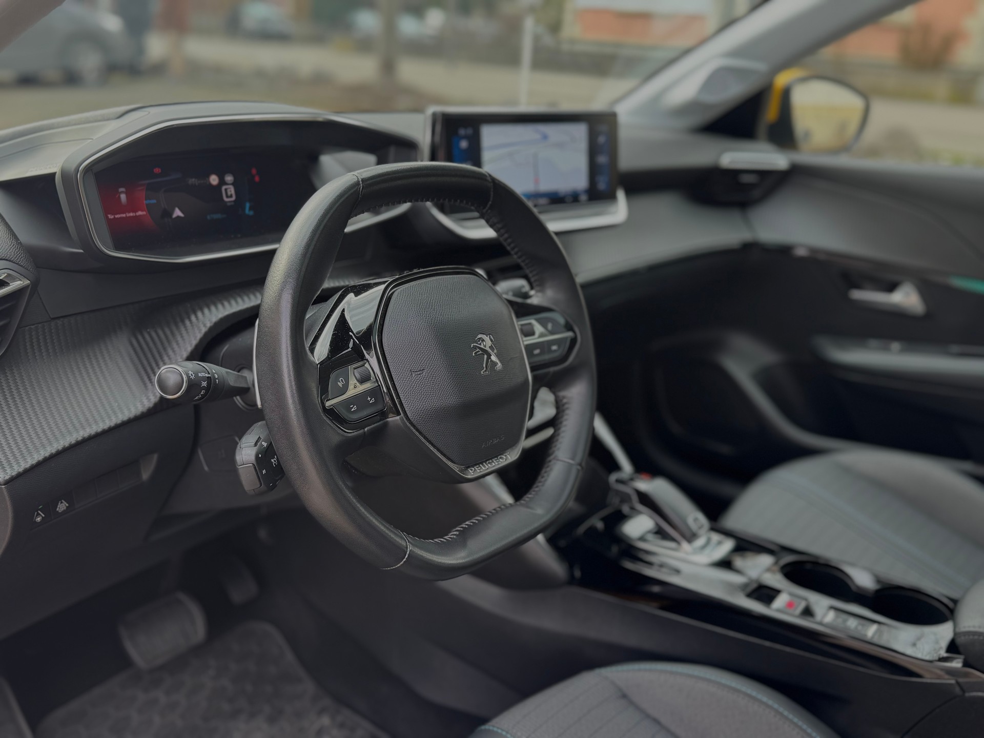 PEUGEOT 208 1.2 PureTech Allure EAT8-image-9