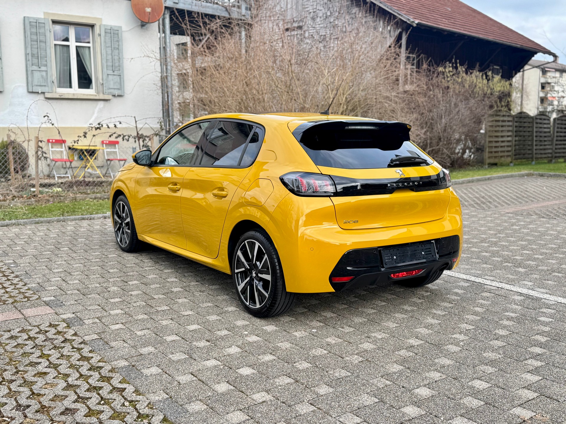 PEUGEOT 208 1.2 PureTech Allure EAT8-image-6