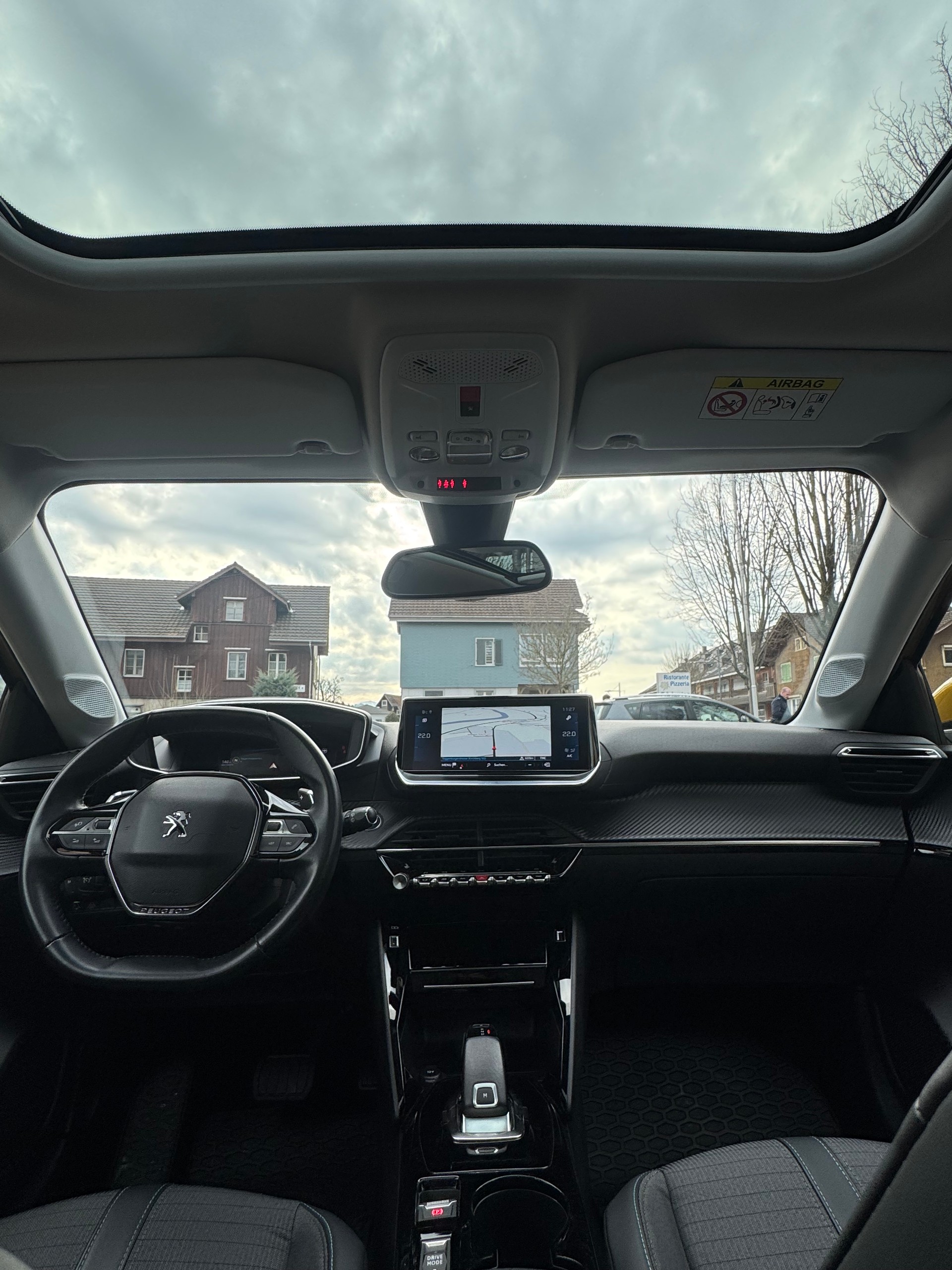 PEUGEOT 208 1.2 PureTech Allure EAT8-image-8