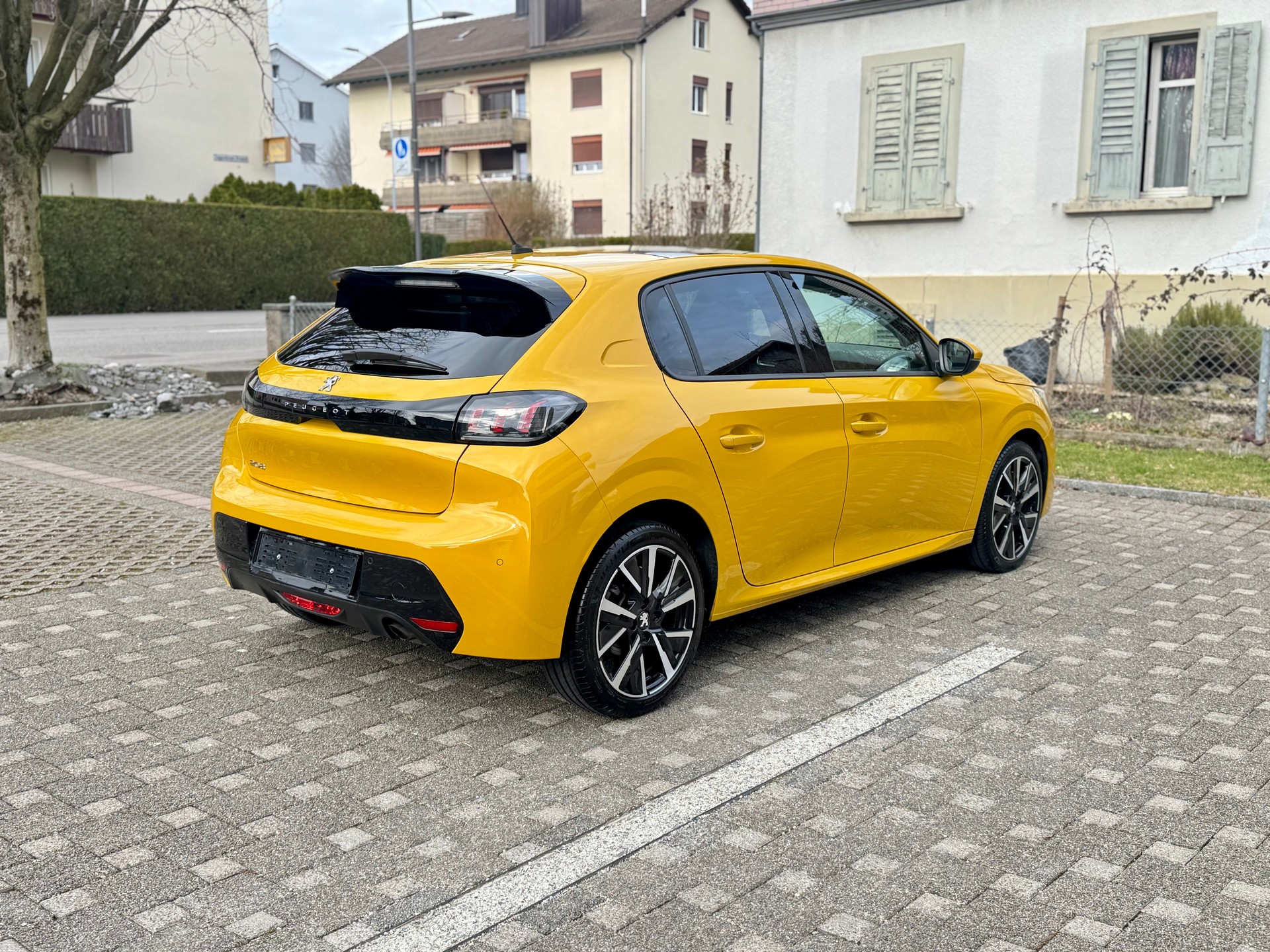 PEUGEOT 208 1.2 PureTech Allure EAT8-image-4