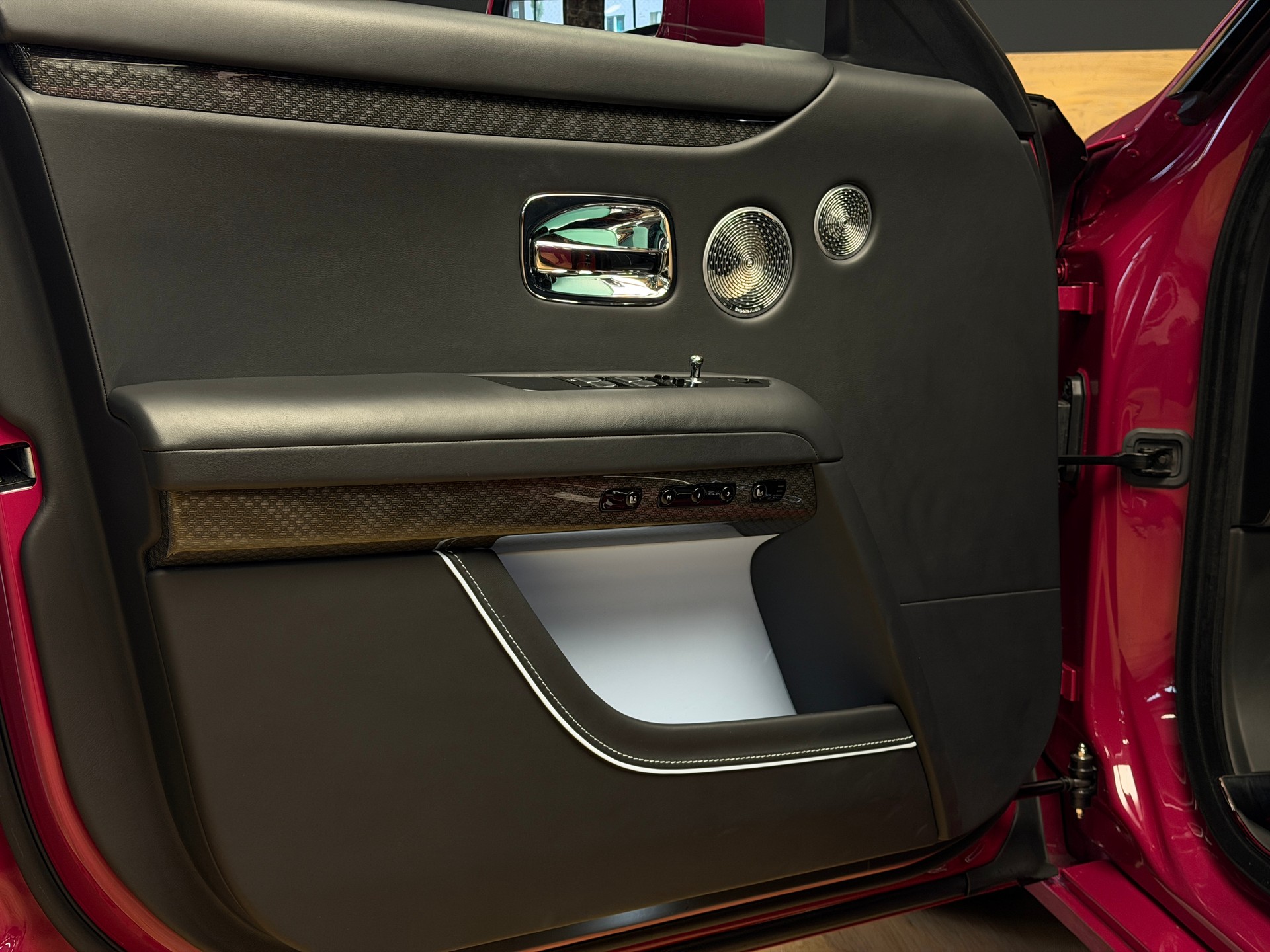 ROLLS-ROYCE Ghost II 6.75 V12 Black Badge – Bespoke „Forbidden Rose“-image-18