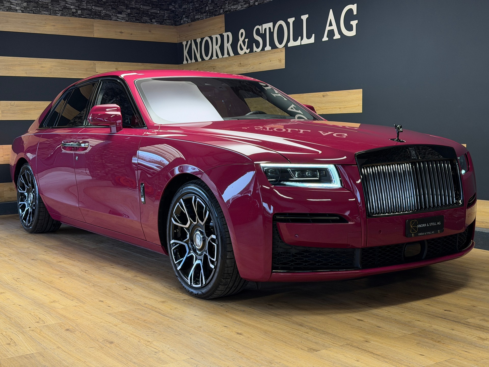 ROLLS-ROYCE Ghost II 6.75 V12 Black Badge – Bespoke „Forbidden Rose“
