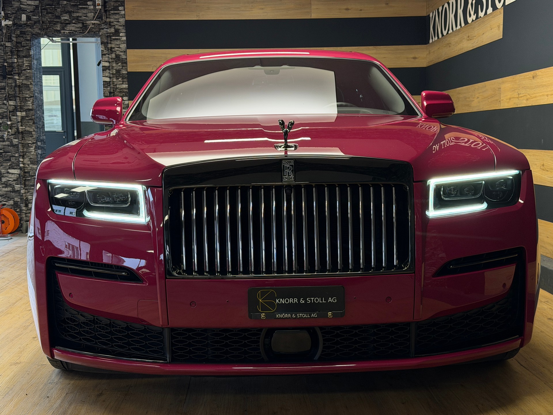ROLLS-ROYCE Ghost II 6.75 V12 Black Badge – Bespoke „Forbidden Rose“-image-4