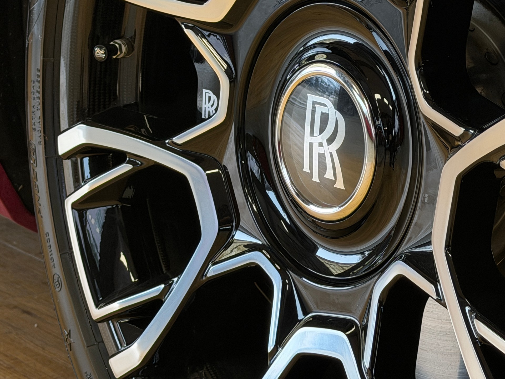ROLLS-ROYCE Ghost II 6.75 V12 Black Badge – Bespoke „Forbidden Rose“-image-8