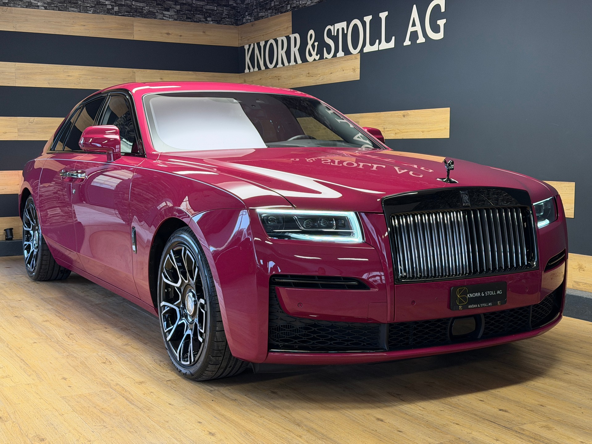 ROLLS-ROYCE Ghost II 6.75 V12 Black Badge – Bespoke „Forbidden Rose“-showroom-element-1